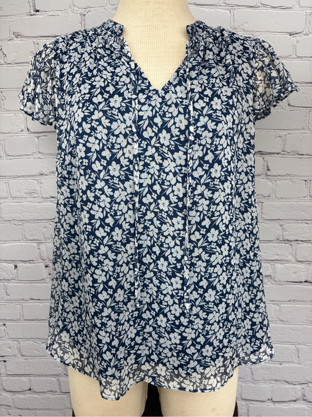 Lauren Conrad Flutter Sleeve Split Neck Blouse with Tie Navy/White Floral Sz M